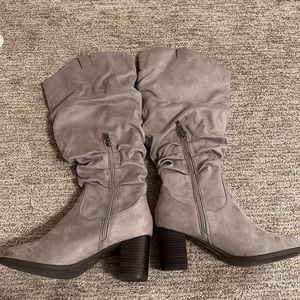 Never used ! I’m cleaning my closet because I’m moving!